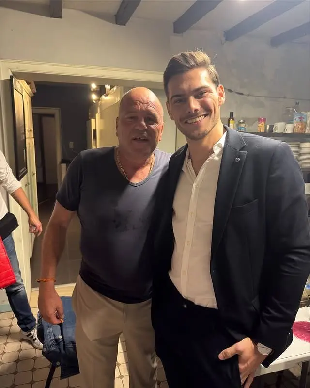Wout poseert samen met Sergio Quisquater