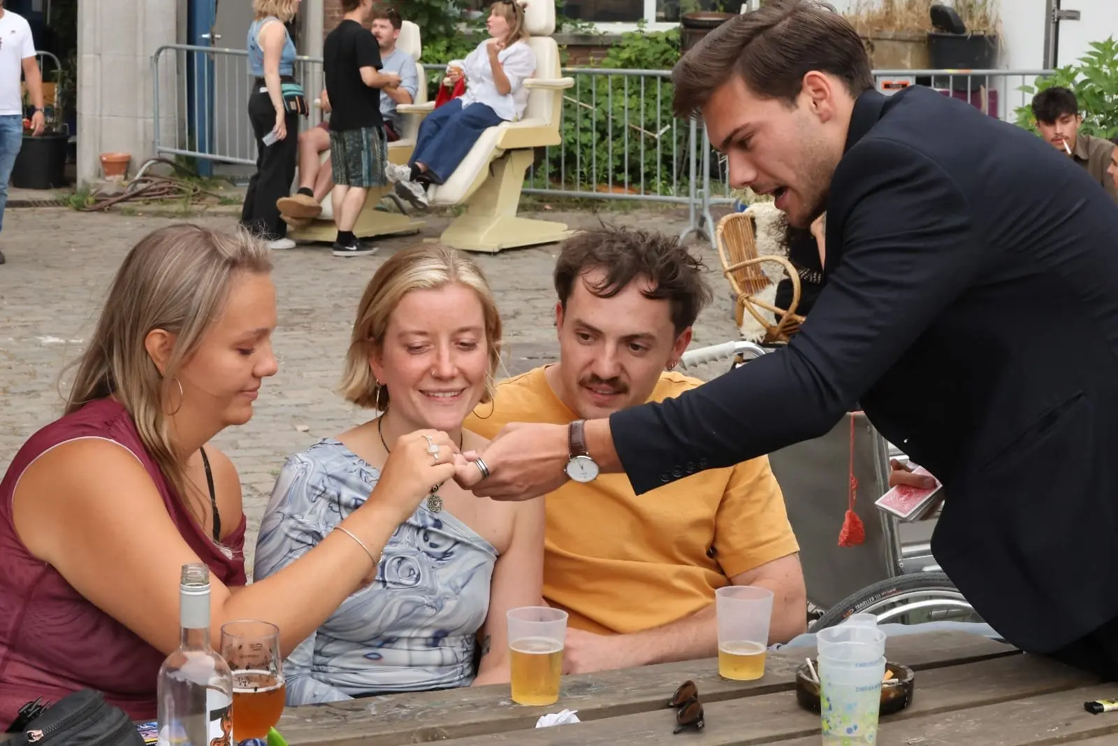 Een gast neemt een kaart tijdens een close-uptruc van Wout