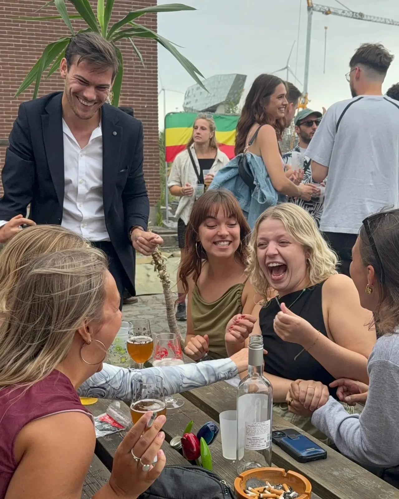 Vrienden lachen luid tijdens een interactieve goocheltruc