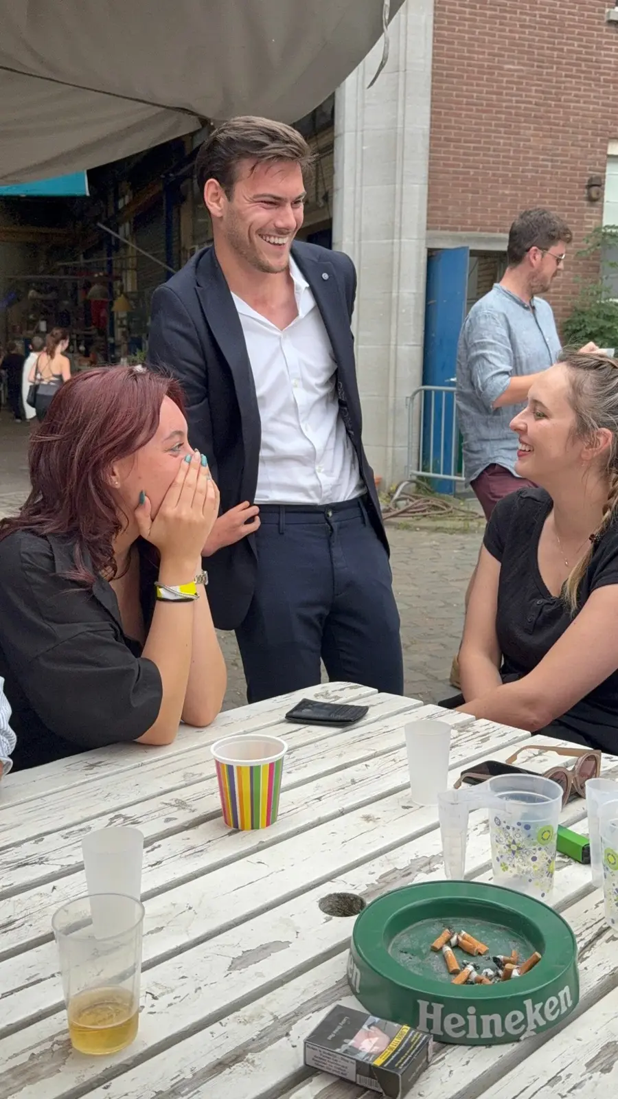 Gasten reageren verrast op close-upmagie tijdens een buitenevent
