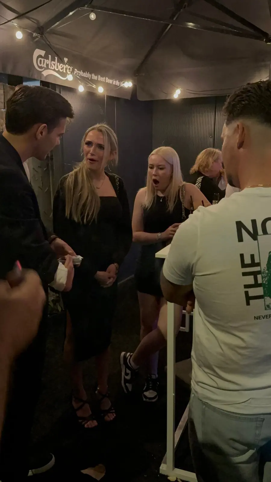 Verbaasde gasten tijdens een goocheltruc