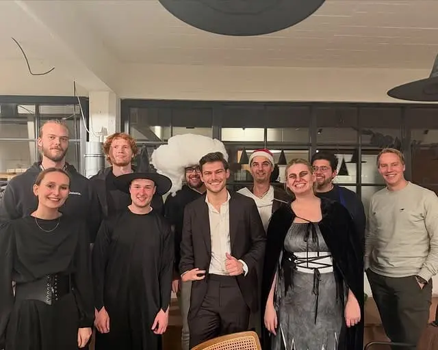 Wout poseert na een optreden samen met gasten