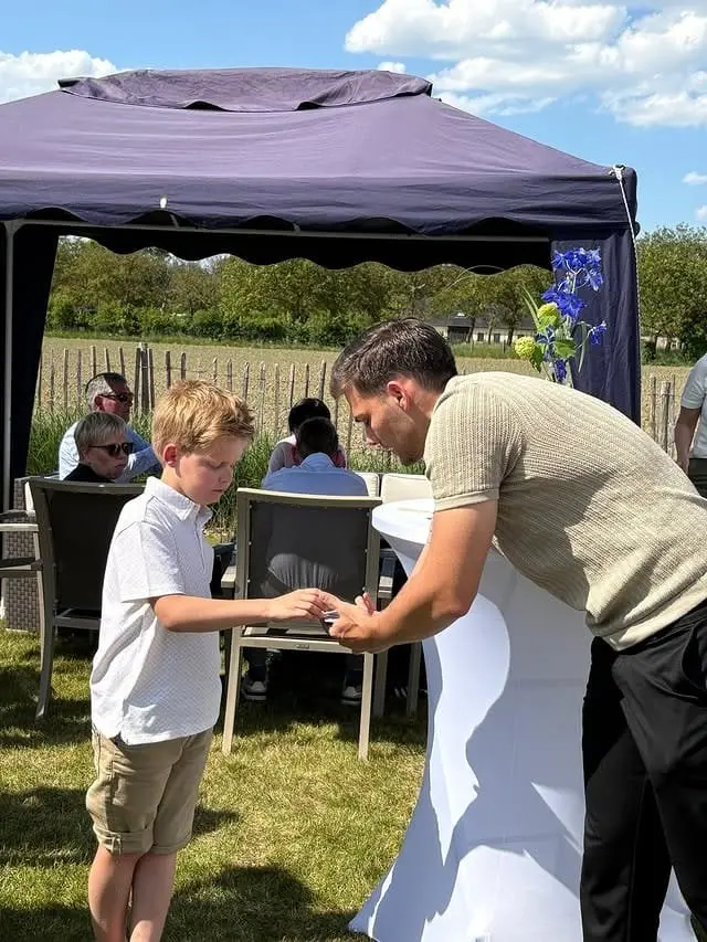 Wout brengt interactieve magie voor een kind tijdens een zomers evenement