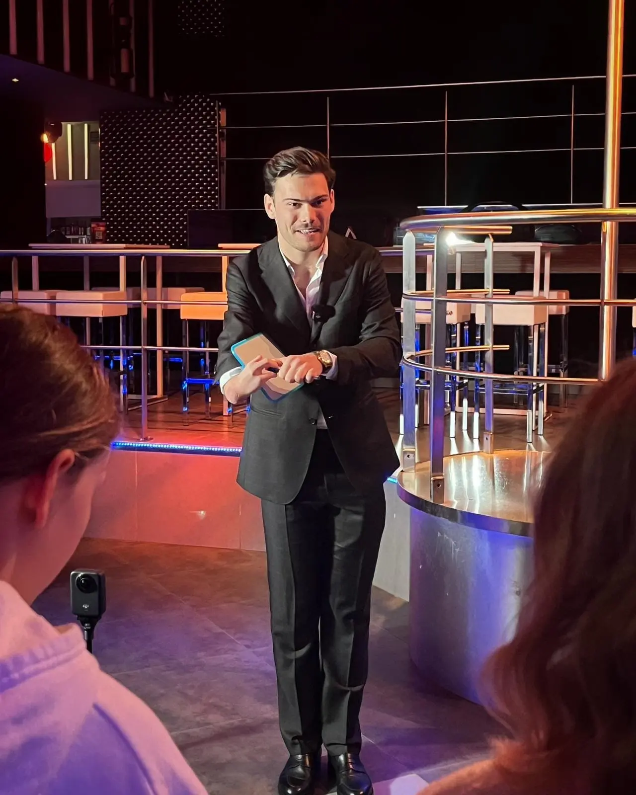 Wout voert een kaarttruc uit voor een klein publiek