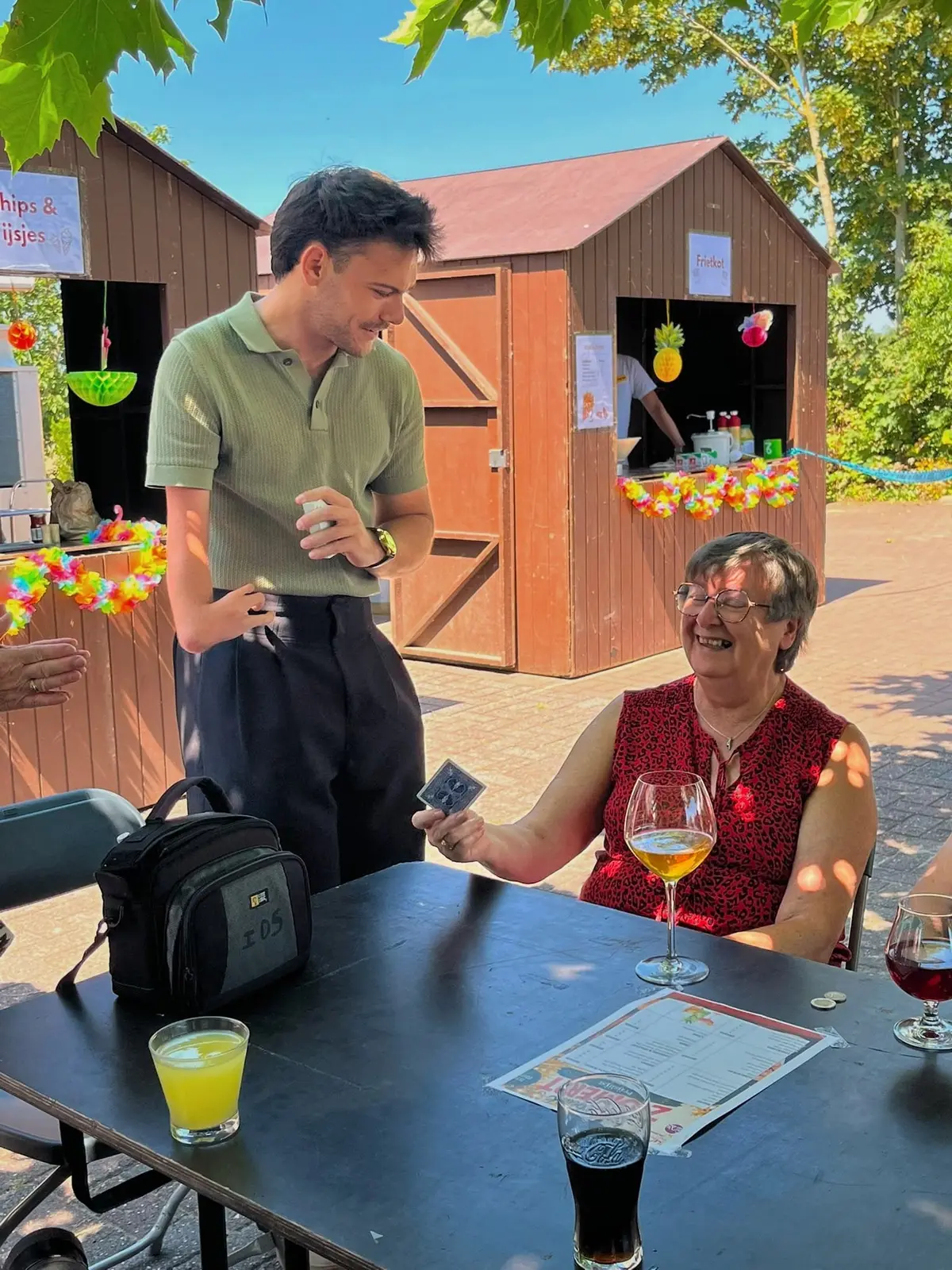 Sfeerbeeld van Wout De Sutter tijdens een optreden op een evenement
