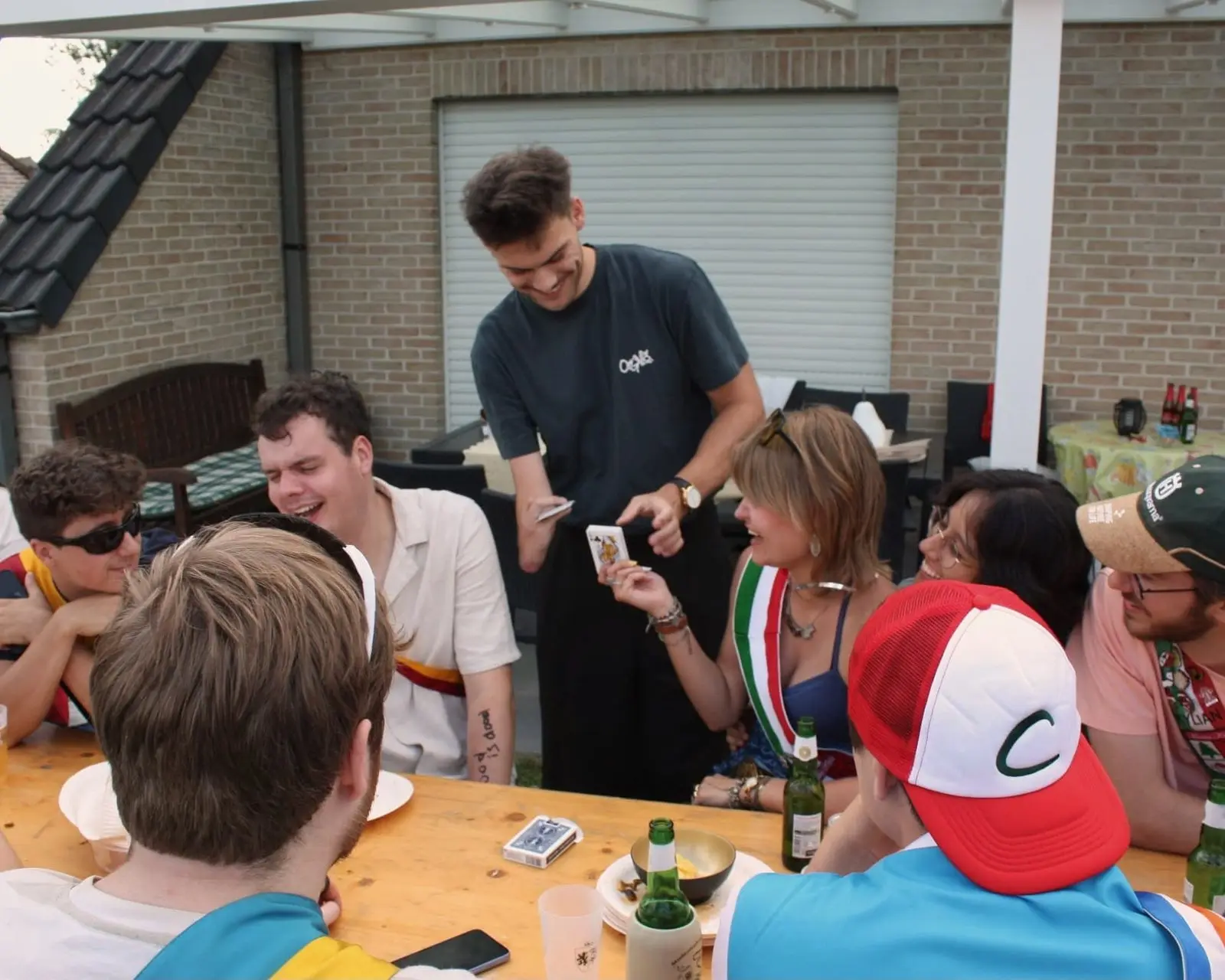 Sfeerbeeld van Wout De Sutter tijdens een optreden op een evenement