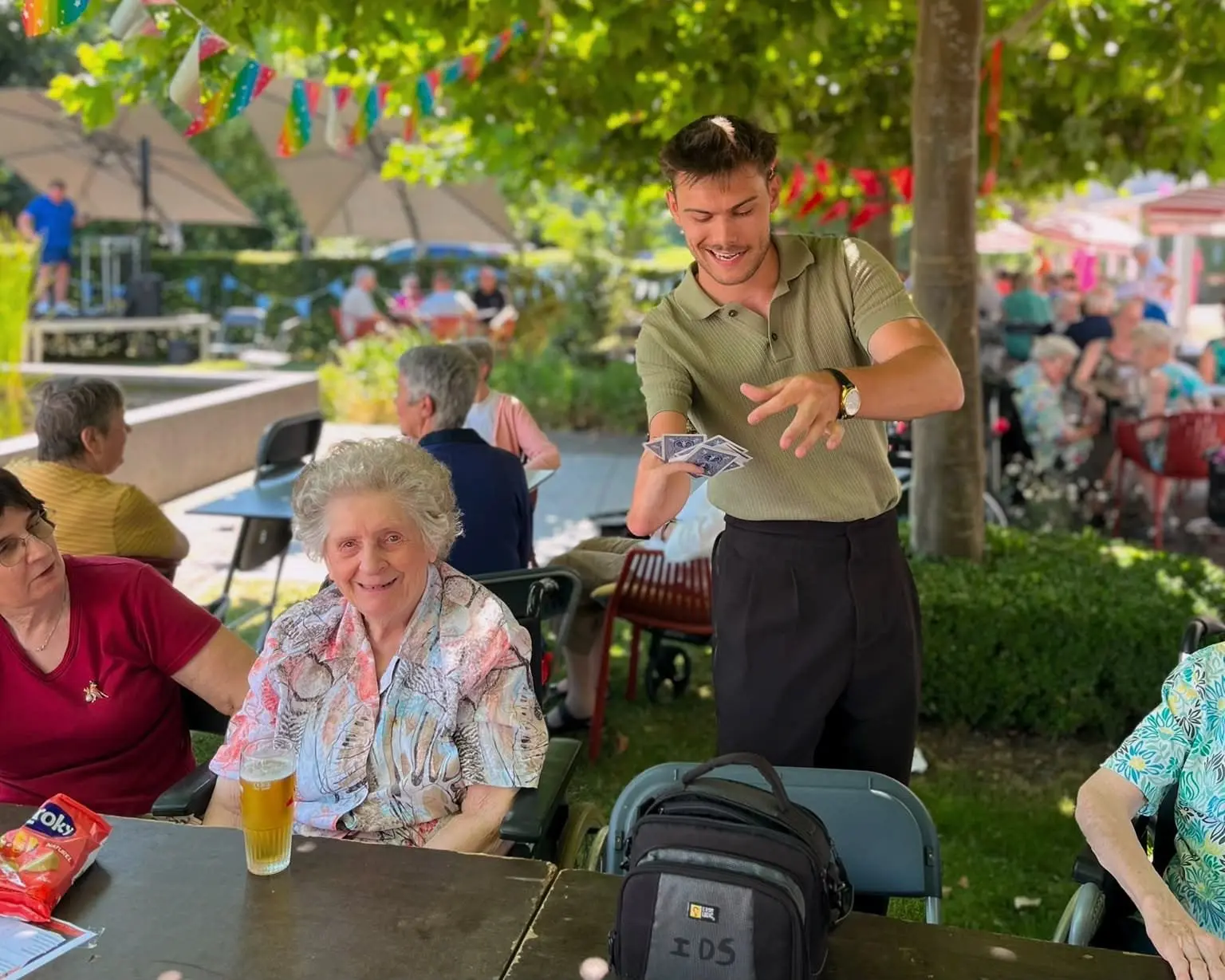 Sfeerbeeld van Wout De Sutter tijdens een optreden op een evenement